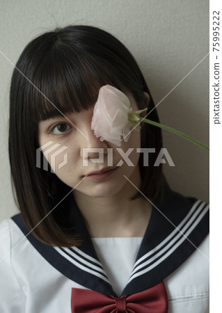 花和水手服的女孩 75995222