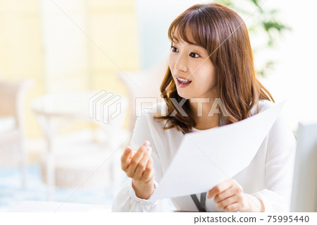 在明亮的房間裡做案頭工作的女人 在明亮的房間裡做案頭工作的女人 75995440