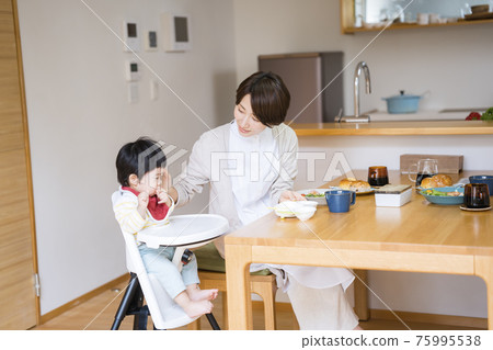 Mothers feeding baby food and babies who dislike it 75995538