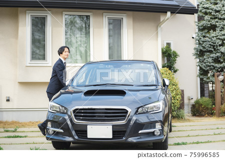 A businessman who goes to work by car A businessman who goes to work by car 75996585