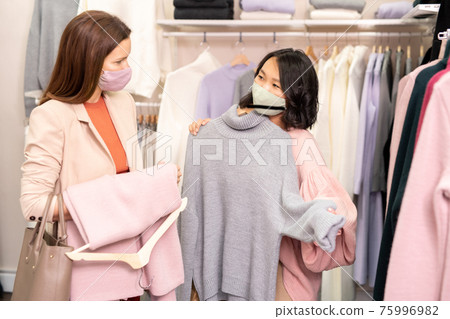 Two friends shopping together 75996982