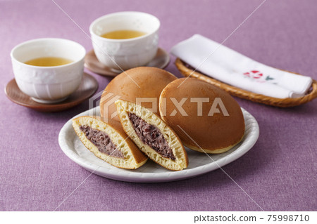 Dorayaki 75998710