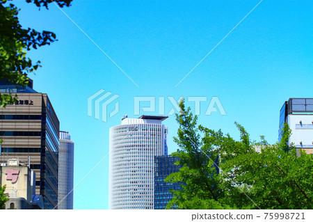 新鮮的綠色櫻花銀杏樹和名古屋站廣場建築物的風景 新鮮的綠色櫻花銀杏樹和名古屋站廣場建築物的風景 75998721