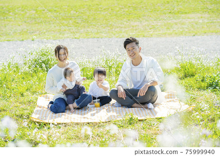 A family that fits in a commemorative photo at a picnic 75999940