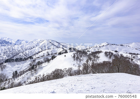 山頂附近的奧多多見丸山滑雪場風景(新潟縣魚沼市) 山頂附近的奧多多見丸山滑雪場風景(新潟縣魚沼市) 76000548
