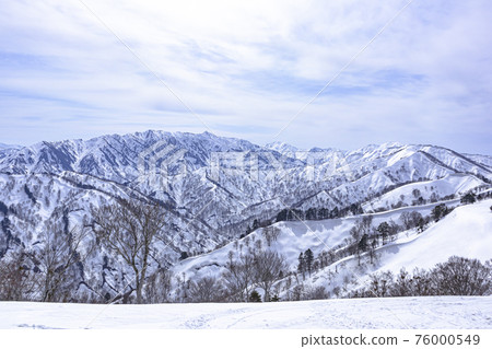 山頂附近的奧多多見丸山滑雪場風景(新潟縣魚沼市) 山頂附近的奧多多見丸山滑雪場風景(新潟縣魚沼市) 76000549