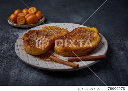 Homemade traditional Spanish torrijas or French toast with sugar and cinnamon 76000978