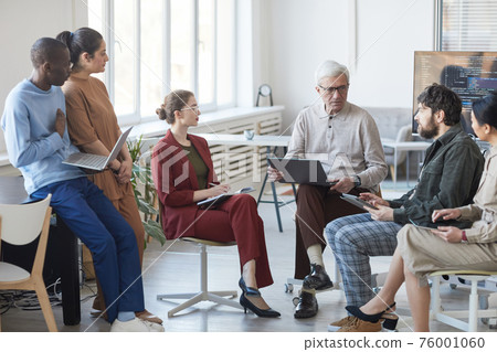 Diverse Business Team in Circle Diverse Business Team in Circle 76001060