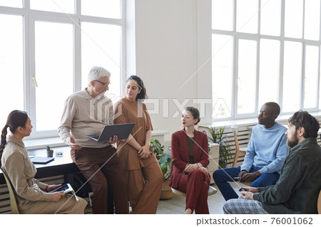Diverse Business Team Meeting in Circle Diverse Business Team Meeting in Circle 76001062