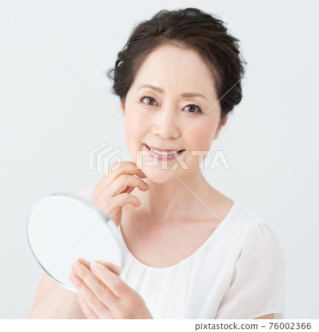 一位帶鏡子的高級婦女的肖像 76002366