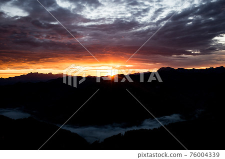 Early morning in the mountains. The sun rises over the mountains. Dawn in the mountains. 76004339