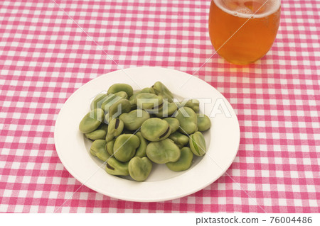 美味的鹽煮蠶豆和啤酒 76004486