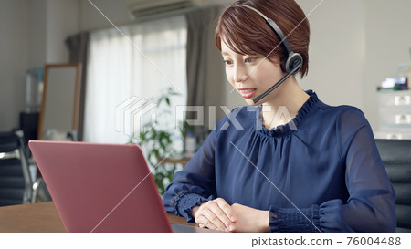 進行視頻通話的女性視頻會議操作員 進行視頻通話的女性視頻會議操作員 76004488