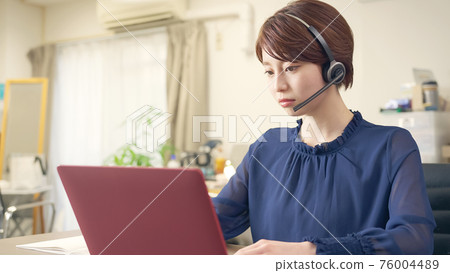 參加在線課程的女性 視頻會議 遠程辦公 遠程工作 76004489