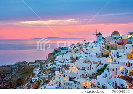 Famous greek tourist destination Oia, Greece 76004993