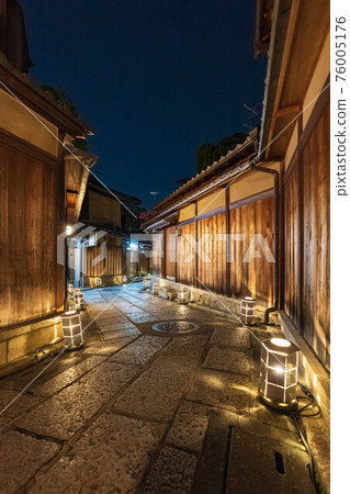 Illumination of stone wall alley 76005176