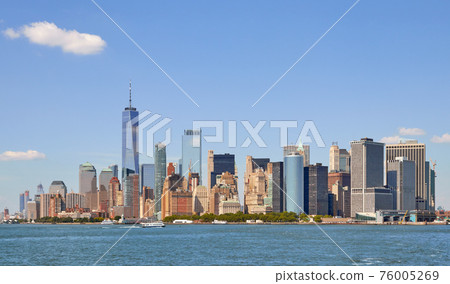 Manhattan waterfront skyline on a sunny summer day, New York City, USA. 76005269
