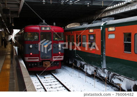 Shinano Railway 115 series train (Karuizawa⇔Nagano) Shinano Railway 115 series train (Karuizawa⇔Nagano) 76006482