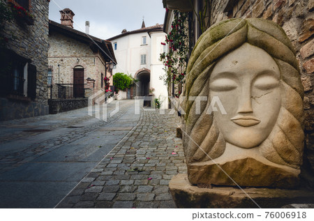 Narrow alley in Bossolasco, village of the roses (Piedmont, Italy) 76006918