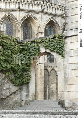 Arches and windows, of the Notre Dame cathedral in Bayeux 76007651