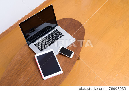 小桌子上的 PC、智能手機和平板電腦 76007983