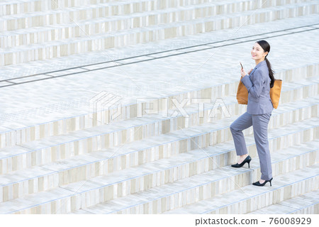 戶外女商人台階 戶外女商人台階 76008929