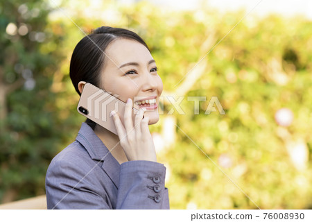 女商人智能手機談話 女商人智能手機談話 76008930