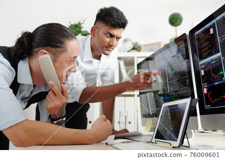 Brokers monitoring stock market 76009601