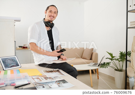 Smiling interior designer Smiling interior designer 76009676