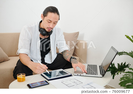 Interior designer working Interior designer working 76009677