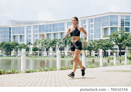 Training for racewalking competition Training for racewalking competition 76010356