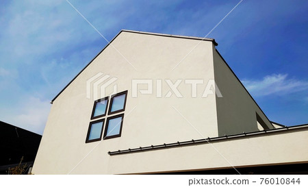 Beautiful white outer wall house 76010844