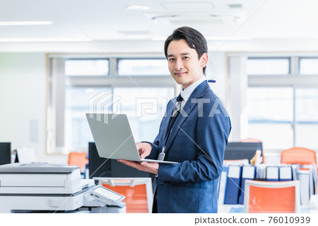 一個穿著西裝站在辦公室裡的男人的商業形象 一個穿著西裝站在辦公室裡的男人的商業形象 76010939