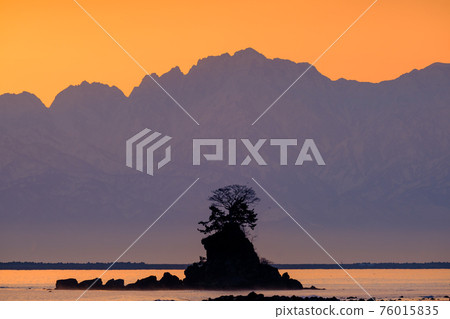富山/天晴海岸的立山山脈 富山/天晴海岸的立山山脈 76015835