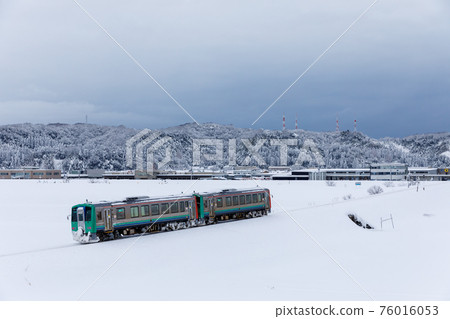 Takayama Line running in the snow 76016053