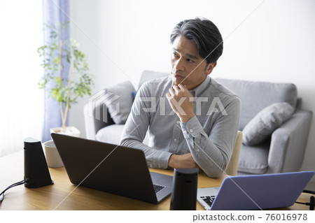 Middle male telework 76016978