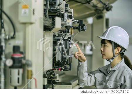 Business mechanic female Business mechanic female 76017142