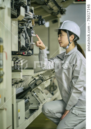 Business mechanic female 76017146