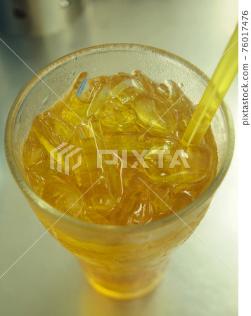 lemon tea and glass close up lemon tea and glass close up 76017476
