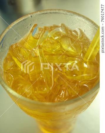 lemon tea and glass close up lemon tea and glass close up 76017477