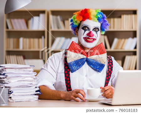 Clown businessman working in the office 76018183