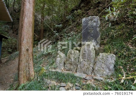 山坡上排列的石碑和石佛（志賀瀑布入口）/縣立黑山自然公園（埼玉縣諸山町） 76019174