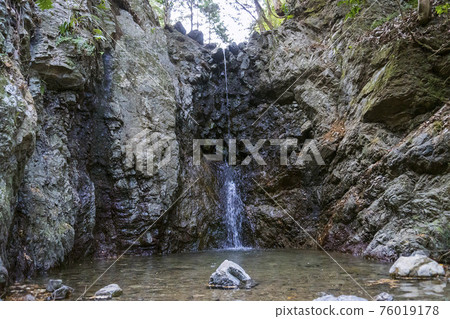 Waterfall surrounded by rock walls (Shishiga Falls) / Prefectural Kuroyama Nature Park (Moroyama Town, Saitama Prefecture) Waterfall surrounded by rock walls (Shishiga Falls) / Prefectural Kuroyama Nature Park (Moroyama Town, Saitama Prefecture) 76019178