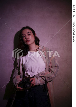 一個女人拿著經典相機的肖像 76019495