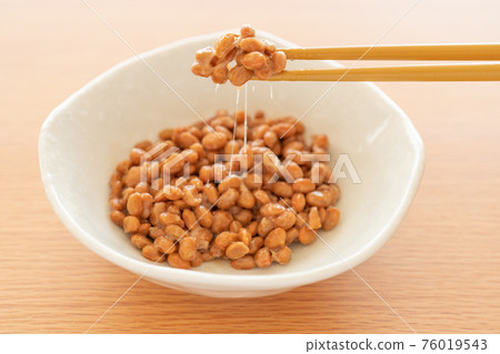 Lift natto with chopsticks Lift natto with chopsticks 76019543