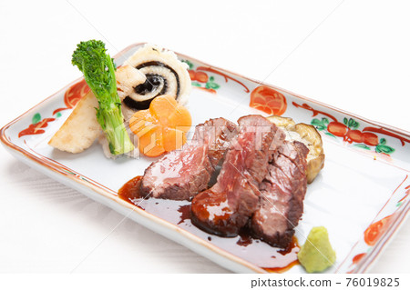 Studio photo of steak taken with white background 76019825