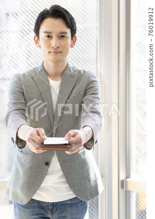 Man presenting a business card (front) 76019912