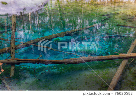 天然寶石上小池冬天 76020592