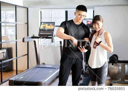 使用平板電腦的亞洲男性私人教練教學 使用平板電腦的亞洲男性私人教練教學 76020801
