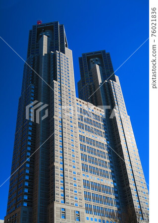 東京都政府大樓和藍天景觀(城市景觀) 東京都政府大樓和藍天景觀(城市景觀) 76021836